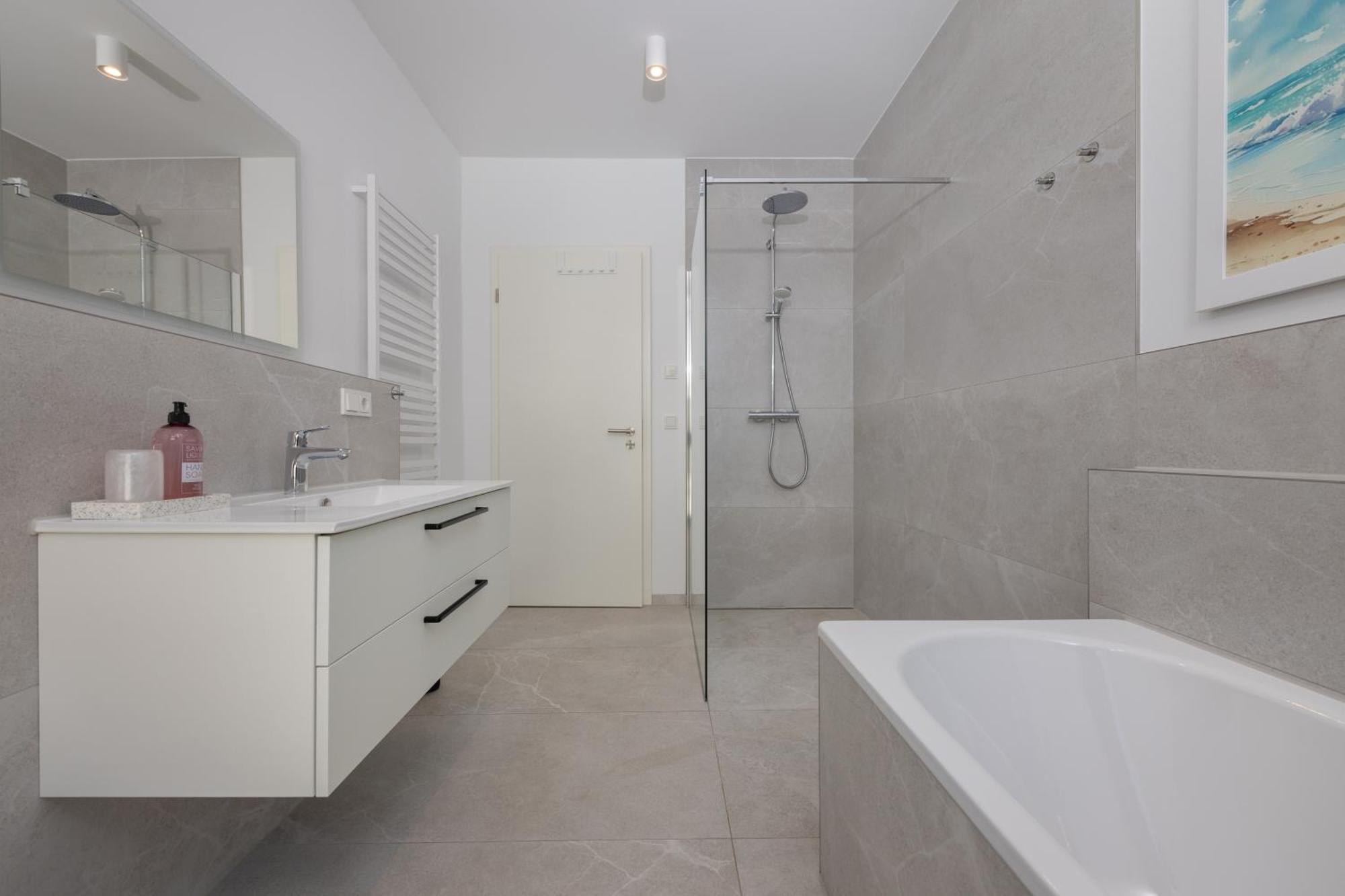 Apartment Strom Acht - Modern Frisch Inkl Stellplatz, Balkon - 200m Zum Alten Strom *